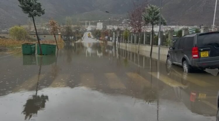 Përmbytje në Bulqizë/ Bllokohen dy lagjet e qytetit bashkia “fle”