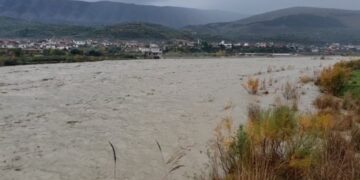 Lumi Seman në Fier del nga shtrati, përmbyten tokat në Suk, Imësht e Seman