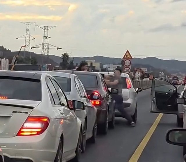 VIDEO/ Autostrada Tiranë–Durrës në kaos, dy të rinjë sherr mes mjeteve: Ça ke që shef