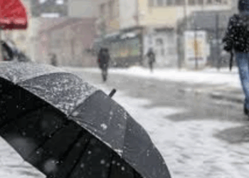 Shqipëria përgatitet për stuhi: Rrezik për reshje të dendura dhe dallgë deti