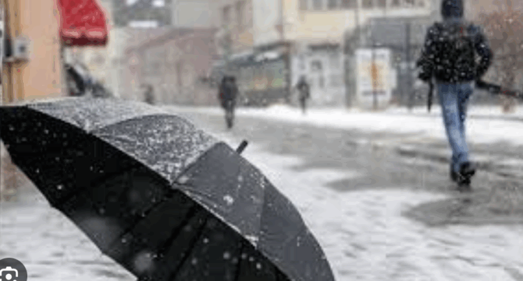 Shqipëria përgatitet për stuhi: Rrezik për reshje të dendura dhe dallgë deti