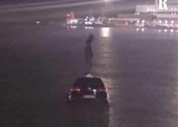 Po hipte në tragetin e Barit, i riu shqiptar bie me makinë në det (Video)