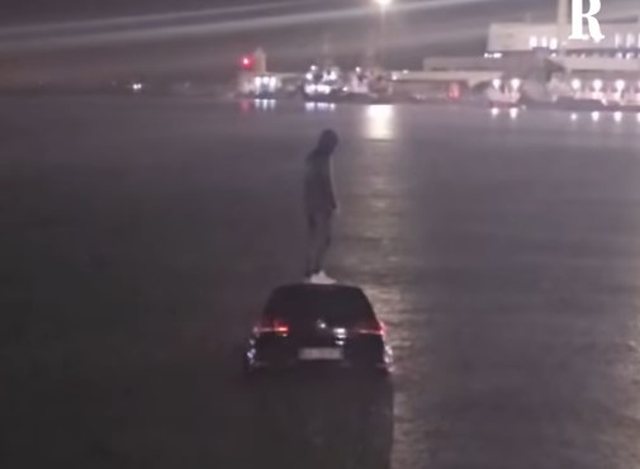 Po hipte në tragetin e Barit, i riu shqiptar bie me makinë në det (Video)