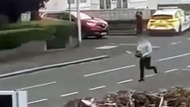 Dënohet shqiptari 32-vjeçar në Skoci, ndoqi policin me sharrë elektrike (Emri)