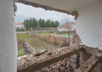 Shembet nga reshjet shtëpia në Maliq, familja me 5 anëtarë mbetet në qiell të hapur