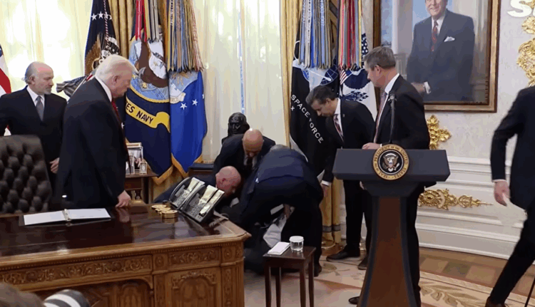 VIDEO/ Një personi i bie të fikët gjatë konferencës së Trump