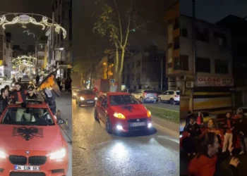 Në mes të Stambollit, shqiptarët festojnë 28 Nëntorin me flamuj e këngë patriotike (Video)