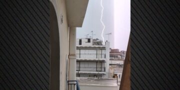 Stuhia e fortë godet Greqinë, 1 mijë shkrepëtima në më pak se 2 orë