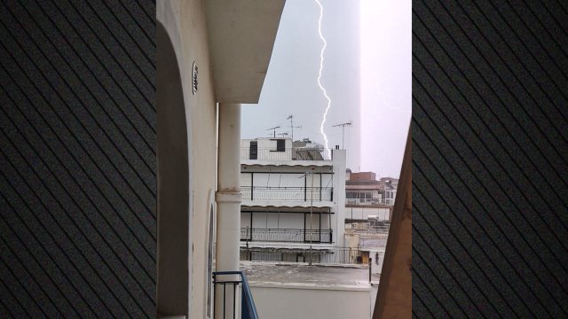 Stuhia e fortë godet Greqinë, 1 mijë shkrepëtima në më pak se 2 orë