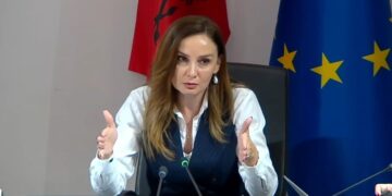 Tabaku ndërpret mbledhjen e Komisionit: Nuk diskutojmë pa ardhur ministrja e Shëndetësisë