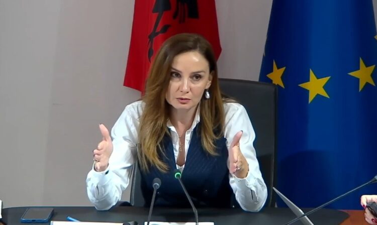 Tabaku ndërpret mbledhjen e Komisionit: Nuk diskutojmë pa ardhur ministrja e Shëndetësisë