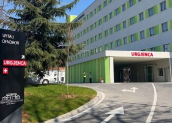 Denoncimi: Urgjenca e QSUT në kolaps, asnjë barelë bosh për të pritur pacientët e rinj