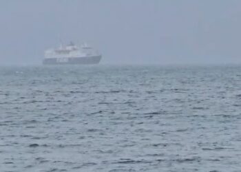 Rrezikon të përplaset nga era e fortë, trageti i linjës Vlorë-Brindisi nuk ankorohet në port