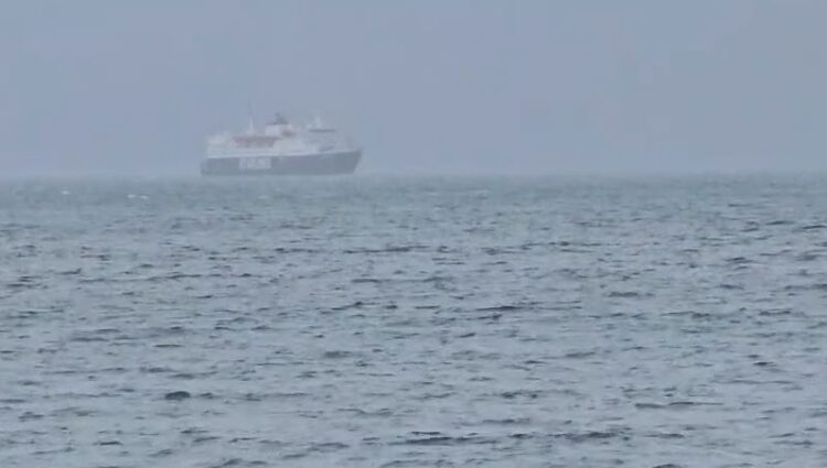 Rrezikon të përplaset nga era e fortë, trageti i linjës Vlorë-Brindisi nuk ankorohet në port