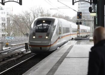 Ra në shina e u shtyp nga treni, shpëton 45 vjeçari në Hamburg
