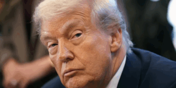 Trump shpall mbylljen totale të hapësirës ajrore të Venezuelës, Karakas reagon ashpër