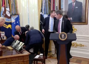 Momente paniku në Shtëpinë e Bardhë, zyrtari humb ndjenjat në Zyrën Ovale ku ishte edhe Trump