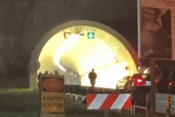 Nje automjet përfshihet nga flakët brenda tunelit në rrugën Kardhiq-Delvinë