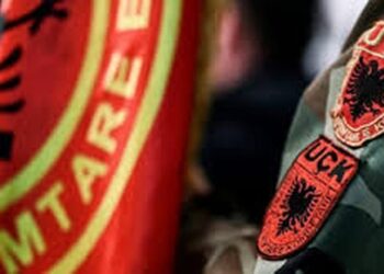 Veteranët e UÇK falenderojnë Wesley Clark pas dëshmisë në Hagë