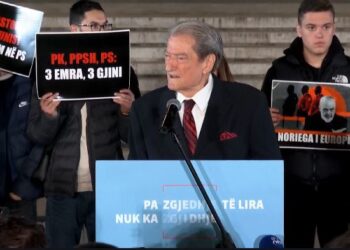 Berisha mbyll protestën para Kryeministrisë: Kjo foltore nuk ndalet! Themelon lëvizjen e fuqishme…