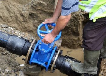 Defekt në tubacionin kryesor, këto zona në Tiranë do jenë pa ujë