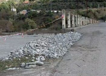 Moti i keq/ Dëmtohet ura e Shëmrizës në Gramsh, rrezik për shoferët