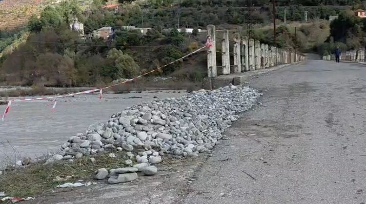 Moti i keq/ Dëmtohet ura e Shëmrizës në Gramsh, rrezik për shoferët