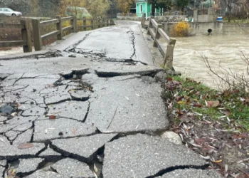 Ura u dëmtua nga përmbytjet/ Bllokohen 10 fshatra në Kolonjë, banorët protestojnë