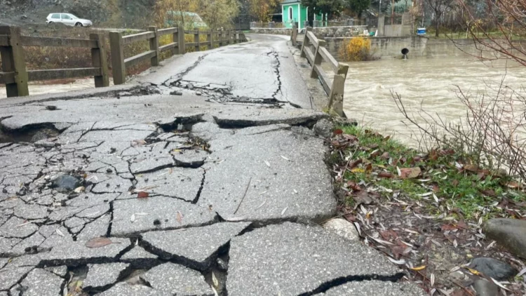 Ura u dëmtua nga përmbytjet/ Bllokohen 10 fshatra në Kolonjë, banorët protestojnë