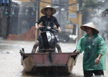 Rrugët të kthyera në lumenj/ Rëndohet bilanci, 35 persona humbin jetë nga përmbytjet në Vietnam
