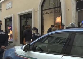 VIDEO/ Grabitje në dyqanin e Louis Vuitton në qendër të Romës, vidhen artikuj me vlerë mijëra euro