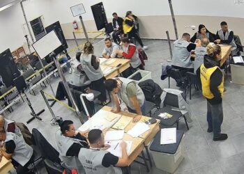 ‘Shqipëri të kam dh…’, qytetari voton në Berat me frazën e Faik Konicës (Foto)