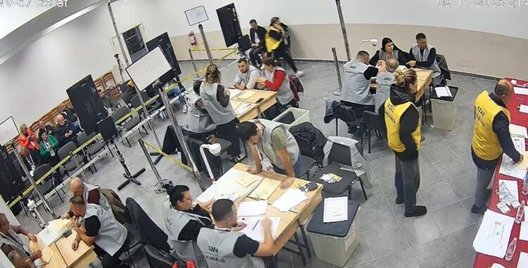 ‘Shqipëri të kam dh…’, qytetari voton në Berat me frazën e Faik Konicës (Foto)