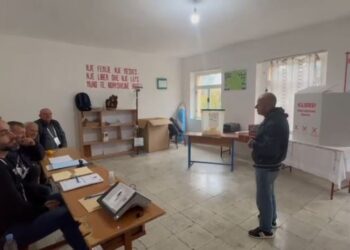Qendra në Dukat dy orë pa asnjë votues! Edhe njëri që shkoi, kishte harruar kartën ID në shtëpi