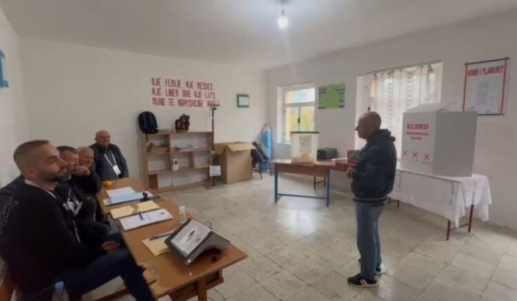 Qendra në Dukat dy orë pa asnjë votues! Edhe njëri që shkoi, kishte harruar kartën ID në shtëpi