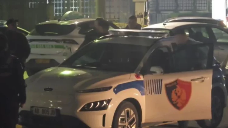 Ekzekutimi i Mond Mëhallës, pamjet e çastit kur një person futet me forcë në makinën e policisë