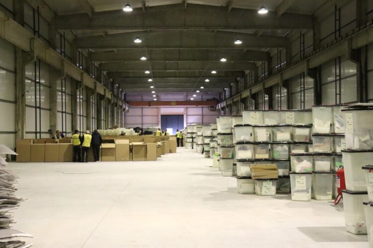 Të dielën mbahen zgjedhjet e pjesshme, KQZ nis shpërndarjen e materialeve zgjedhore