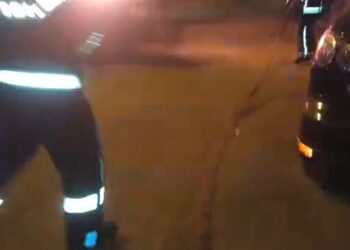 (VIDEO) Makina përfshihet nga flakët në Shkodër, dyshohet masë elektrike