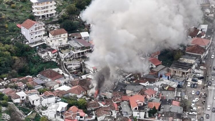 Shkrumbohen nga flakët dy banesa në Shkodër, familjet në qiell të hapur