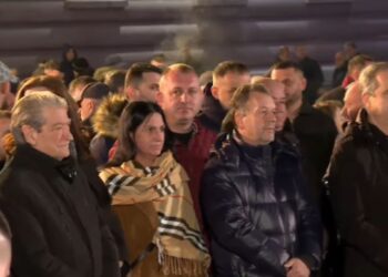 Nis foltorja e Berishës para Kryeministrisë, kërkohet dorëheqja e kreut të Qeverisë
