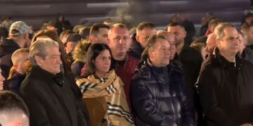 Nis foltorja e Berishës para Kryeministrisë, kërkohet dorëheqja e kreut të Qeverisë