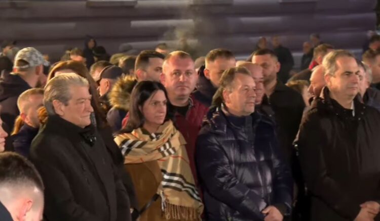 Nis foltorja e Berishës para Kryeministrisë, kërkohet dorëheqja e kreut të Qeverisë