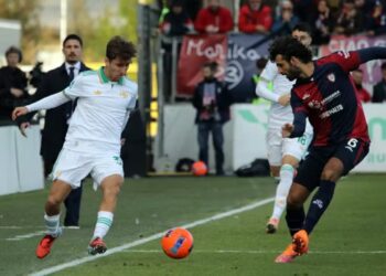 Cagliari i blokon rrugën Romës në garën për titull, “verdhekuqtë” mposhten në transfertë