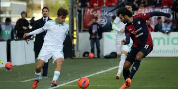 Cagliari i blokon rrugën Romës në garën për titull, “verdhekuqtë” mposhten në transfertë