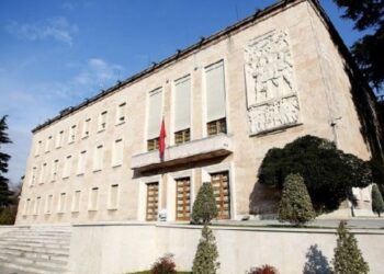 Nga Arsimi te Agjencia e Bregdetit/ Rama kryen lëvizje të reja në qeveri