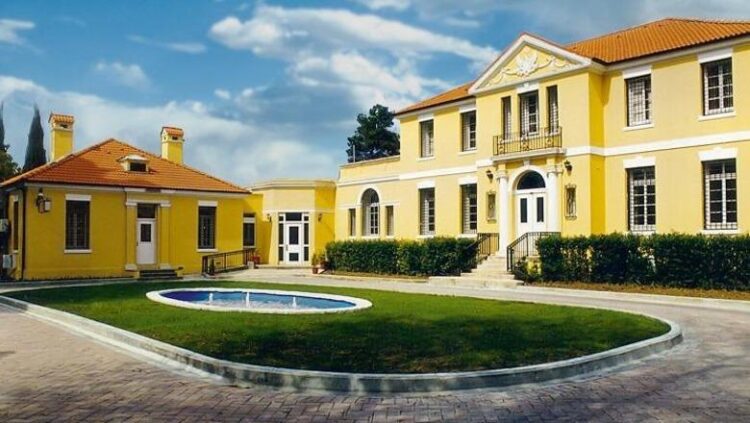 Ambasada e SHBA në Tiranë paralajmëron: Martesat për dokumente janë krim federal