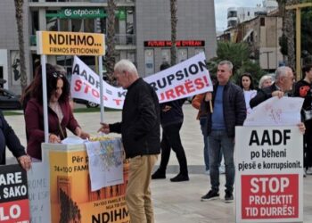 Banorët qendrës së Durrësit në protestë: Emiriana Sako do të ndërtojë kulla, nuk largohemi nga banesat