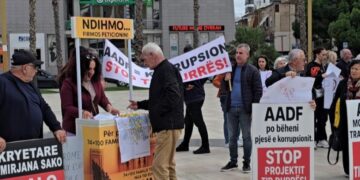 Banorët qendrës së Durrësit në protestë: Emiriana Sako do të ndërtojë kulla, nuk largohemi nga banesat