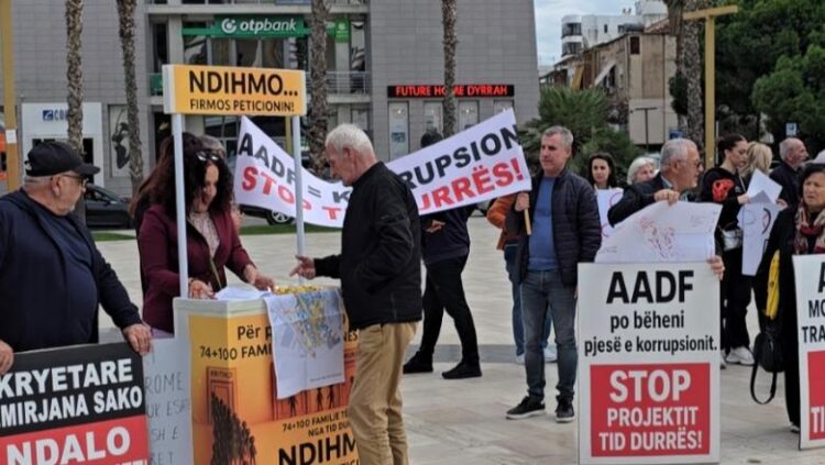 Banorët qendrës së Durrësit në protestë: Emiriana Sako do të ndërtojë kulla, nuk largohemi nga banesat