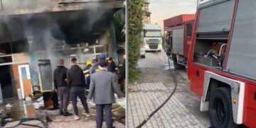 Elbasan/ Zjarr në katin e parë të një banese, zjarrfikësit izolojnë vatrën